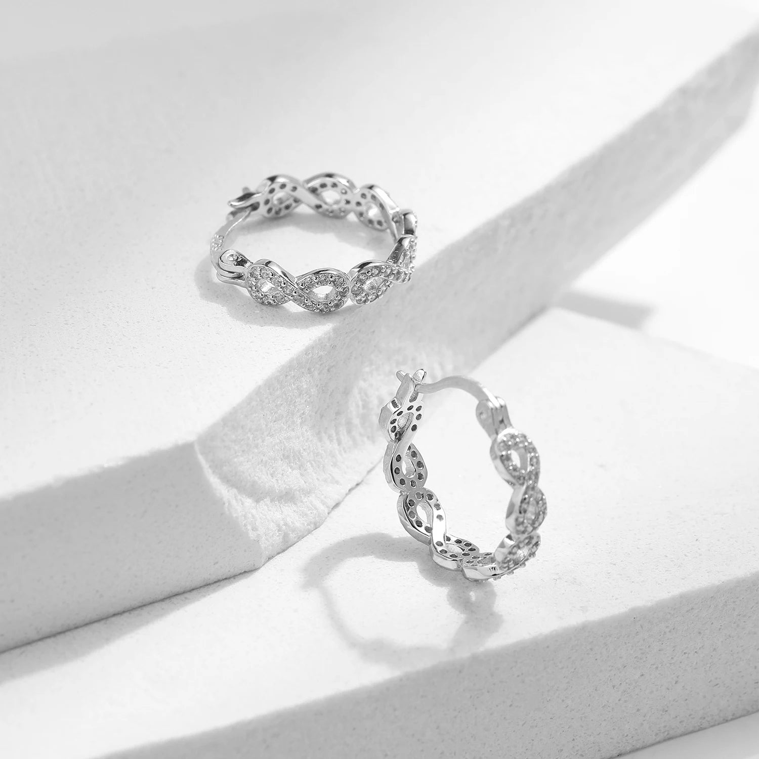 Brinco Argola Feminina Trançadas Cravejada de Zircônias