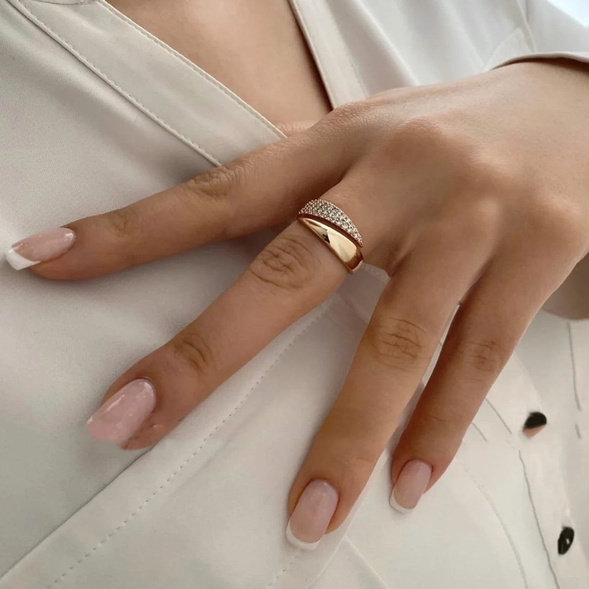 Anel Ajustável Feminino Cravejado de Zircônias 2 Pontas