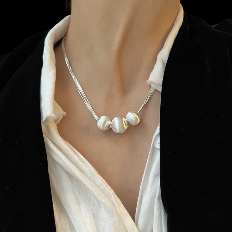 Colar Feminino Fios Snakes Torcidos com 3 Esferas Foscas